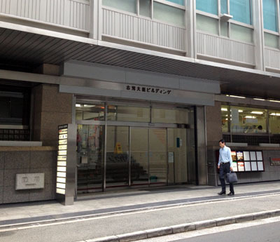 大阪古河郵便局内の青ポスト